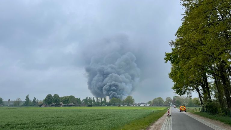 De rook is van verre te zien (foto: Dave Hendriks/ SQ Vision). 