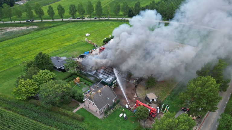 Bij de brand kwam veel rook vrij (foto: Iwan van Dun/SQ Vision).