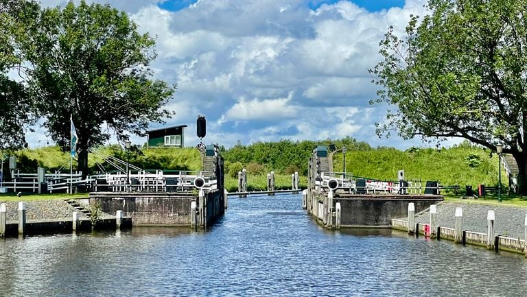 Fietsers kunnen vrijdag weer over de brug. (foto: Erik Peeters).