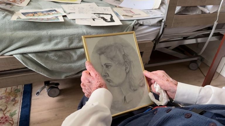 Theo met in zijn hand de tekening van zijn vrouw Agnes  (foto: Omroep Brabant).