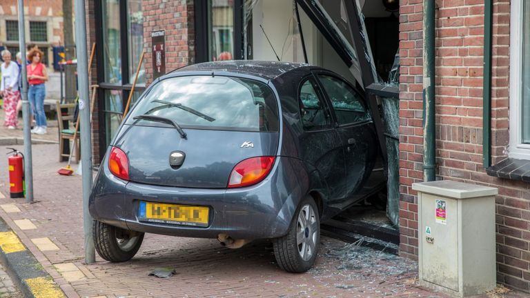 De auto miste net een kastje (foto: Christian Traets/SQ Vision).