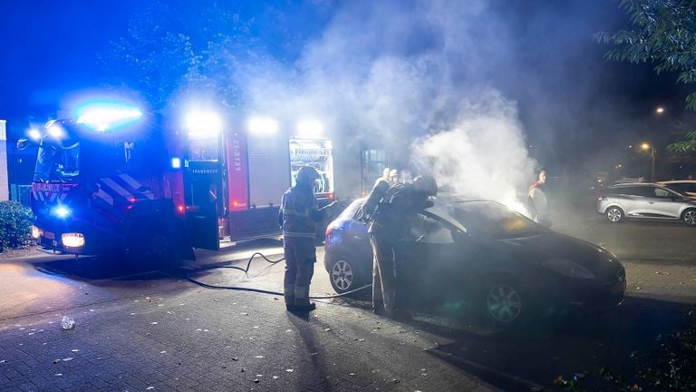 De uitgebrande auto stond vlakbij de school in Oss waar vrijdagnacht brand uitbrak (foto: Gabor Heeres/SQ Vision).