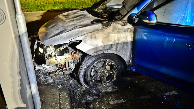 De auto in Bladel raakte z waar beschadigd (foto: Rico Vogels/SQ Vision).