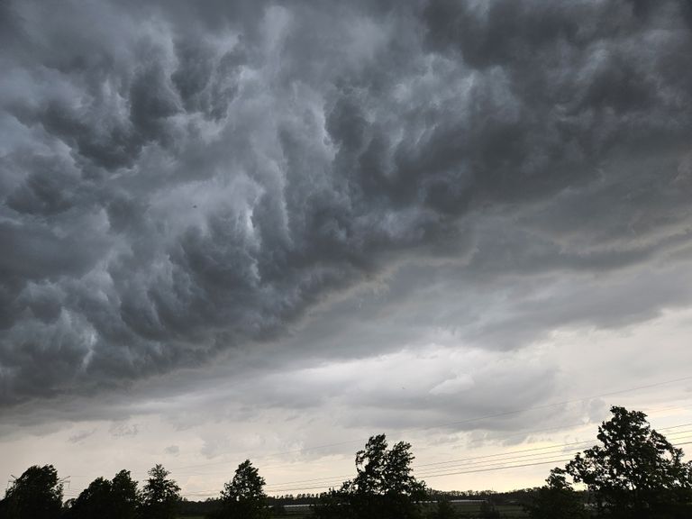 Boven Dongen zag het er ook angstaanjagend uit (foto: Robbie Paap).