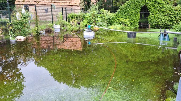 De tuin van Willy ligt er kletsnat bij (foto: Raymond Merkx).