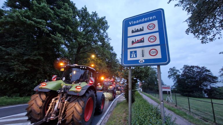 De boeren reden dinsdagochtend vroeg Vlaanderen binnen (foto: Noël van Hooft).