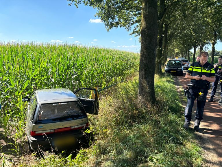 Een moeder en kind zijn na het ongeluk op de Wanroijseweg naar een ziekenhuis gebracht (foto: Marco van den Broek/SQ Vision)