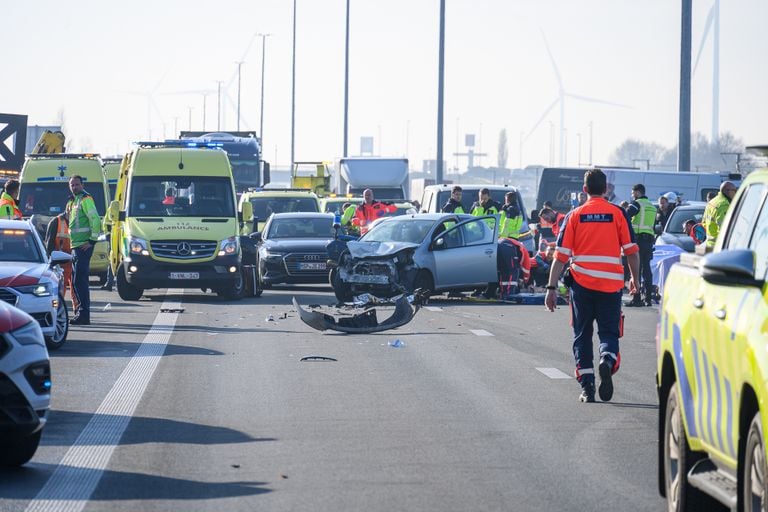 Het verkeer werd lange tijd opgehouden (foto: Christian Traets/SQ Vision).