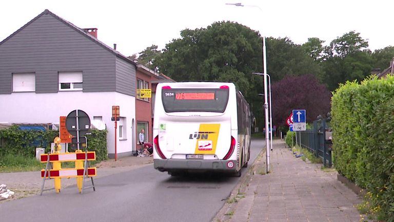 Volgens de bewoners rijden de bussen veel te hard door hun straat (Foto: Erik Peeters)