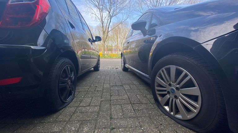 De vandaal sloeg bij zeker 6 auto's toe op de Mahlerstraat (foto: Omroep Tilburg/Edita Saakian).