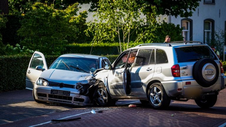 De schade aan beide auto's is enorm (foto: Persbureau Heitink).