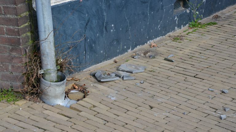 In Prinsenbeek aan de Markt waaiden dakpannen van een huis (foto: Perry Roovers / SQ Vision).