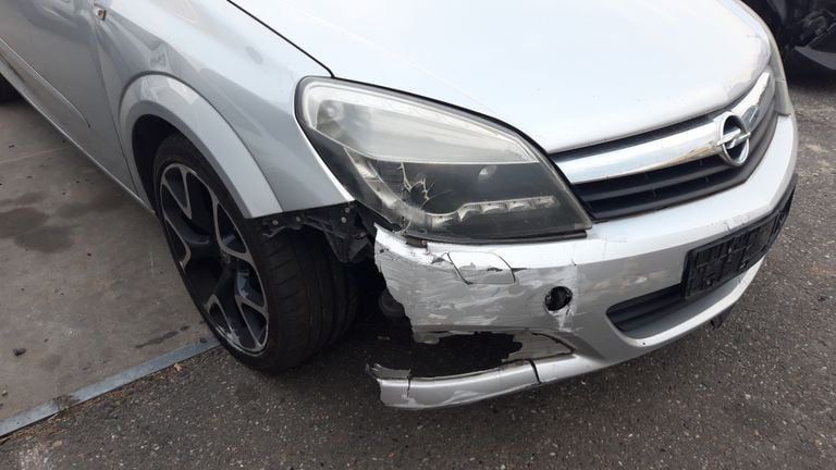 De schade aan de auto viel een bewoner op (foto: Remco de Ruijter).