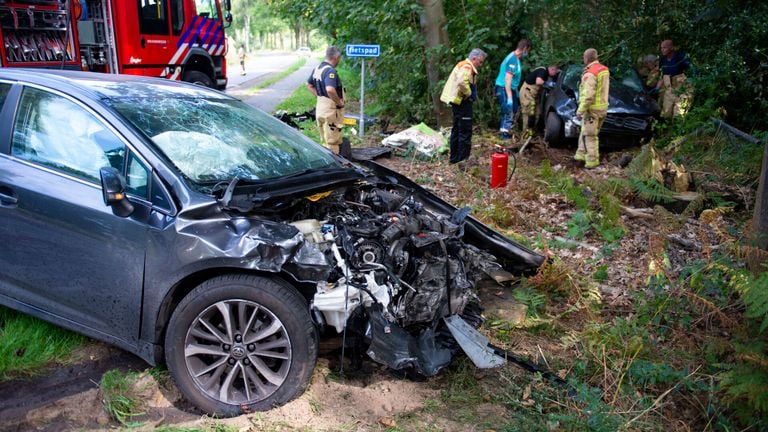 Ook de andere auto raakte zwaar beschadigd (foto: Walter van Bussel/SQ Vision)