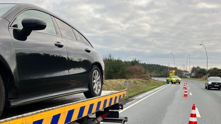 De gestrande auto is meegenomen door een bergingsbedrijf (foto: X/Wis_Robert).