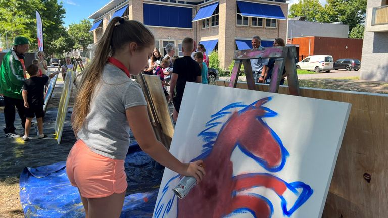 Kinderen maken vrolijke kunstwerken na de vreselijke gebeurtenissen in de wijk (foto: Megan Hanegraaf).