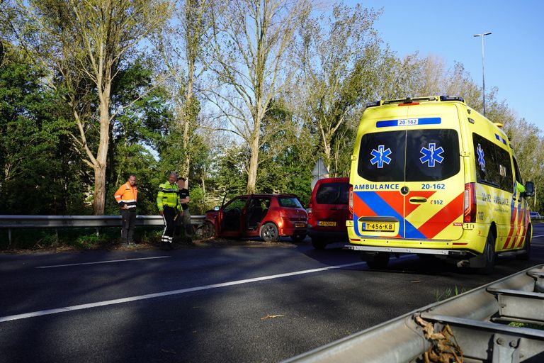 De drie mensen in de auto raakten niet gewond (foto: Jeroen Stuve/SQ Vision).