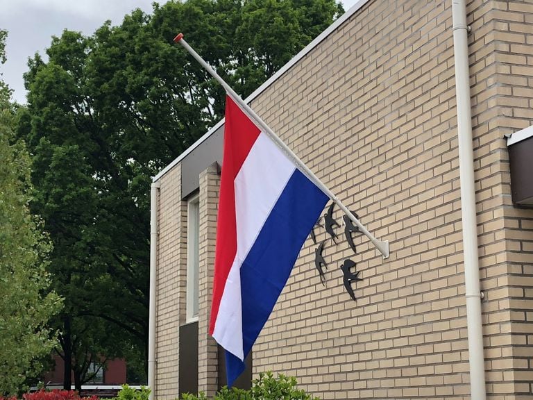 De vlag hangt maandag ook in Eindhoven al vroeg halfstok (foto: Hans Janssen).