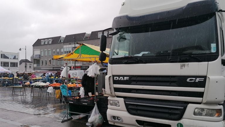 Een vrachtwagen doet dienst als windscherm (foto: Ista van Galen).