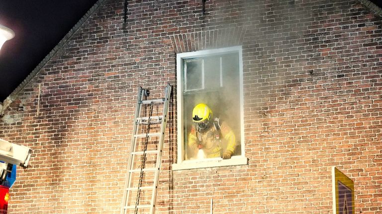 Bij de brand in het huis in Dongen kwam veel rook vrij (foto: Jeroen Stuve/SQ Vision).