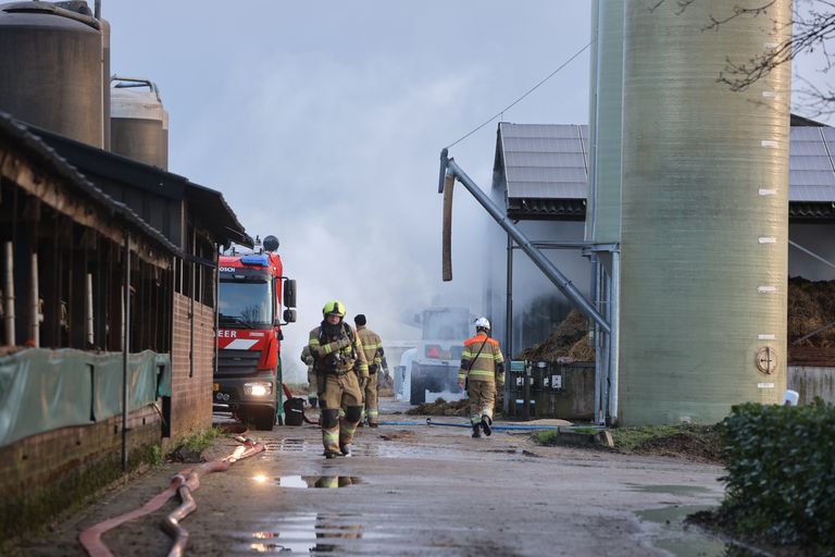 Bij de brand in de mestopslag kwam veel rook vrij (foto: Bart Meesters).