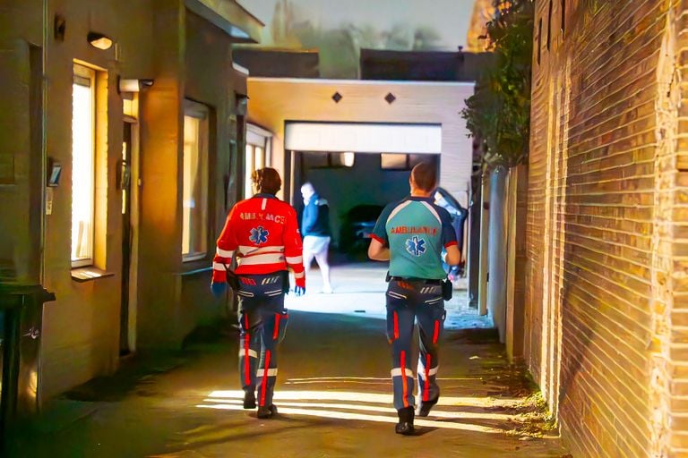 Ambulancemedewerkers in de weer (foto: Gabor Heeres/SQ Vision).