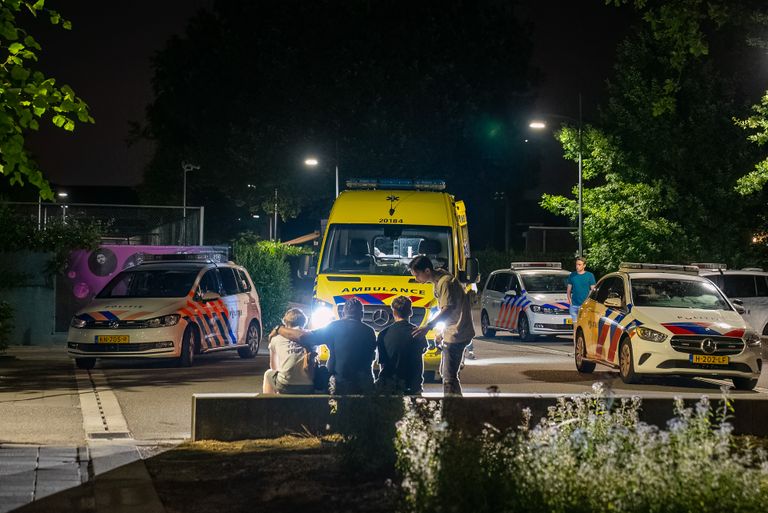 Verslagenheid op het terrein van het Dr. Mollercollege in Waalwijk (foto: Iwan van Dun/SQ Vision).