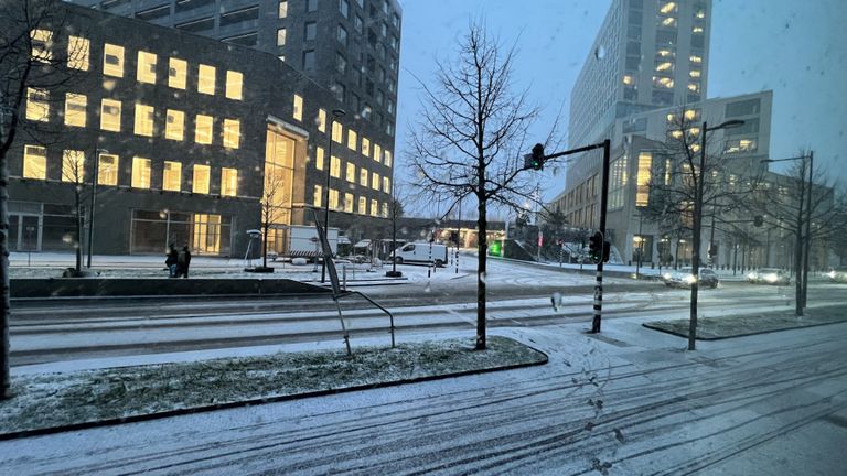 Henk zag maandagochtend 'de eerste sneeuwval van betekenis' van dit jaar in Breda (foto: Henk Voermans).