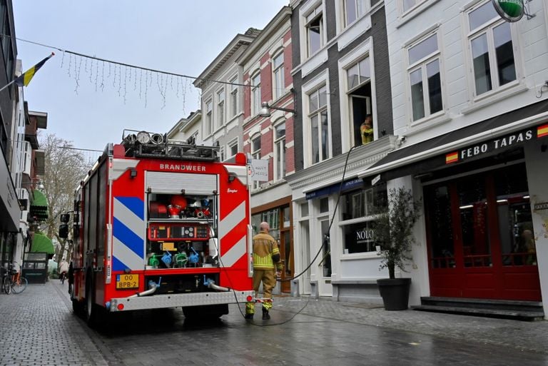 Het vuur in de bovenwoning was snel onder controle (foto: Tom van der Put/SQ Vision).