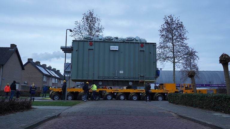 Door de straten ging de transformator (Foto: SQ Vision)