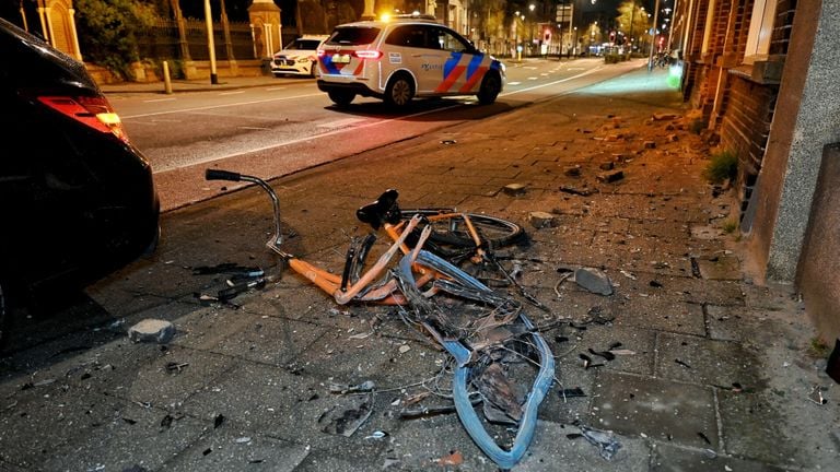 Van de fiets die voor het huis aan de Bredaseweg geparkeerd was, bleef weinig over (foto: Toby de Kort/SQ Vision).