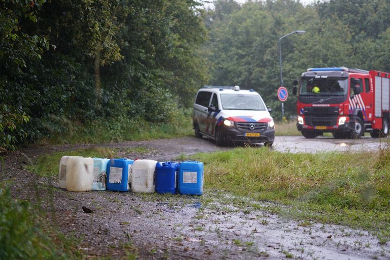 De vaten werden gevonden langs het kanaal aan het Ruiterspoor in Den Hout (foto: Jeroen Stuve/SQ Vision).