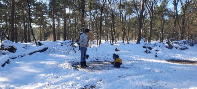 Luka en zijn Frank maken de tentplek ijs- en sneeuwvrij (foto: Frank Markerink).