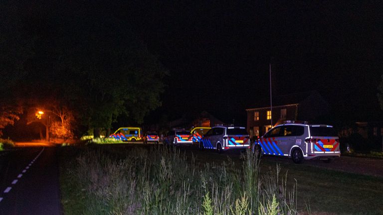 Politieauto's en ambulances voor het huis aan de Oploseweg in Overloon (foto: SK-Media).