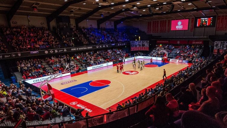 Bij elke basketbalwedstrijd in de Maaspoort komt er een houten vloer te liggen (foto: Heroes Den Bosch). 