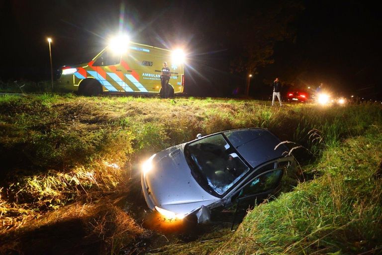 De auto die in Oudheusden in een sloot terechtkwam (foto: Bart Meesters/Meesters Multi Media/SQ Vision).