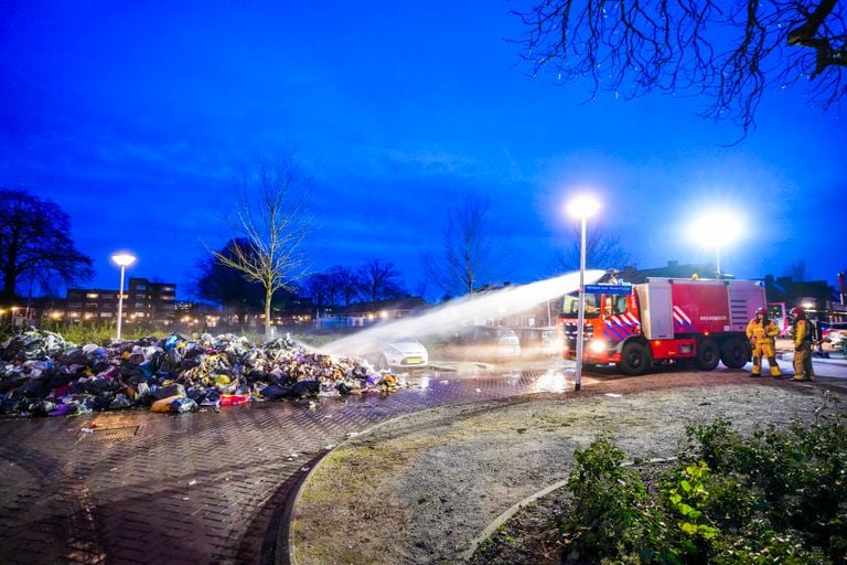 De brandweer blust het afval (foto: SQ Vision).