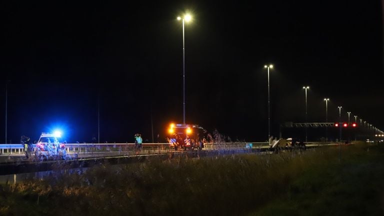 Vanwege de aanrijding werd de snelweg van Den Bosch richting Eindhoven een tijd lang afgesloten (foto: Collin Beijk).