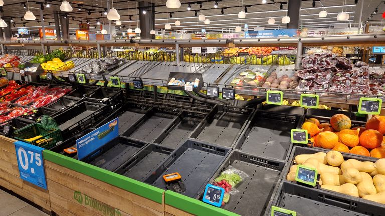 Ook lege schappen op de fruitafdeling bij Albert Heijn (foto: Noël van Hooft)