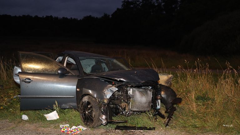 Van de auto bleef weinig over (foto: Marco van den Broek/SQ Vison).