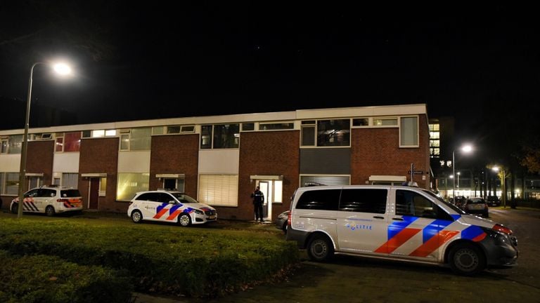 De politie bij het huis waar de overval was (foto: Toby de Kort/SQ Vision Mediaprodukties).