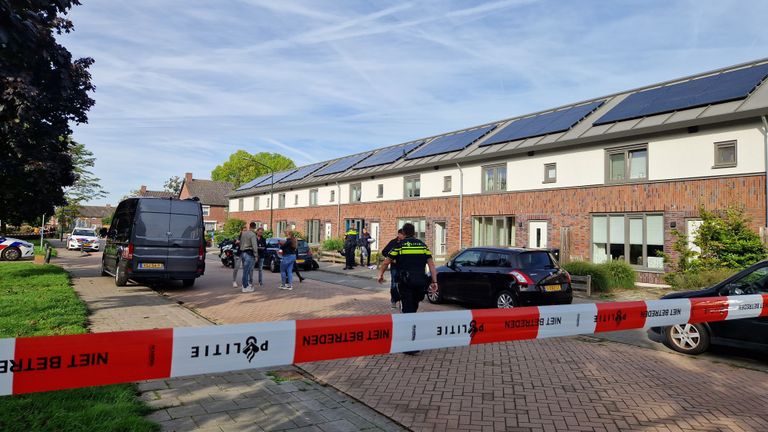 De Violenstraat in Veghel is na de vondst van de dode afgezet (foto: Noël van Hooft).