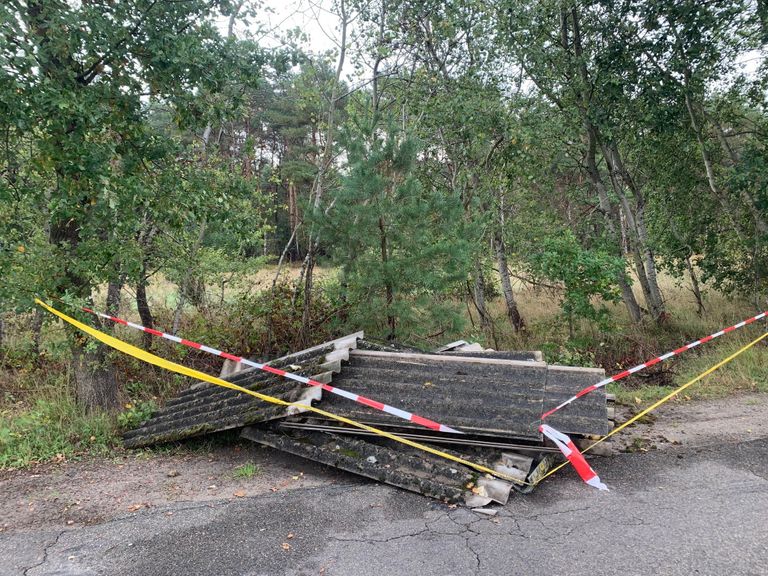 Asbestplaten in Helvoirt (Foto: Bart Meesters) 