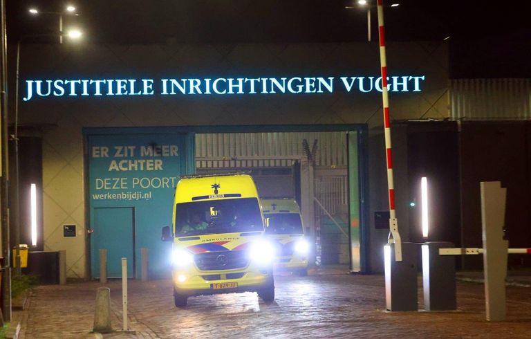 De gevangene is in een ambulance naar een ziekenhuis gebracht (foto: Bart Meesters).