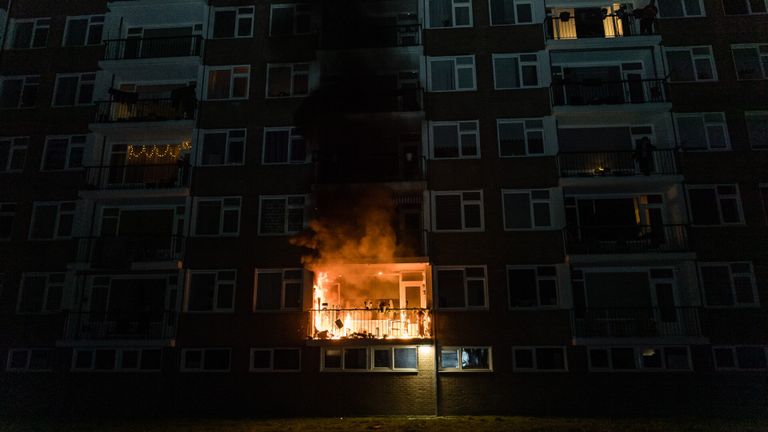 De brand brak beneden uit (foto: Jack Brekelmans/SQ Vision).