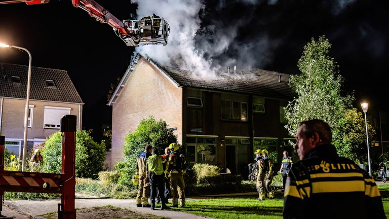 Hoe de brand aan de Ruynemanstraat in Tilburg kon uitbreken, wordt onderzocht (foto: Jack Brekelmans/SQ Vision).