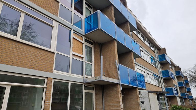 Het balkon de ochtend na de explosies (foto: Noël van Hooft).  