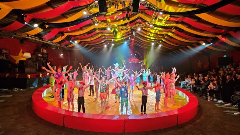 Ruim zestig kinderen doen mee aan de voorstelling van circus Il Grigio (foto: Collin Beijk).