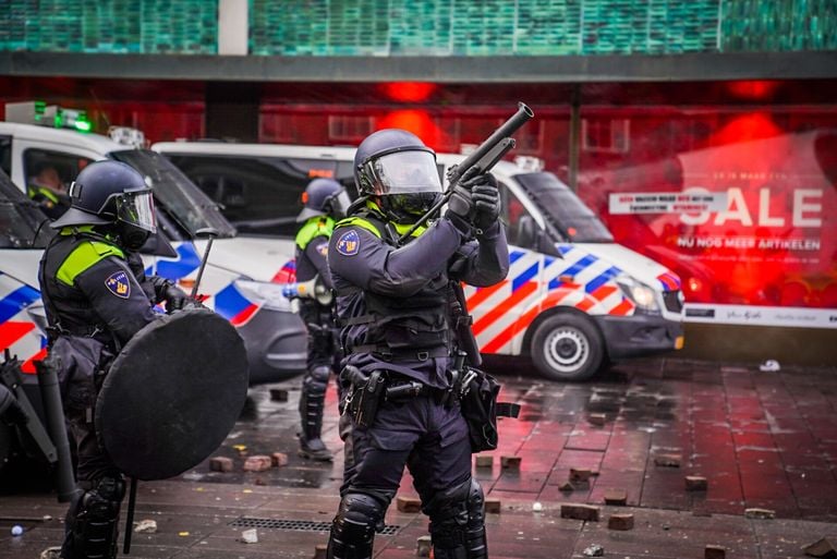 Politie op 18 Septemberplein (foto: SQ Vision).