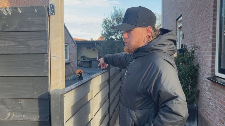 Robin wijst naar de tuin die hij straks verliest (foto: Omroep Brabant).